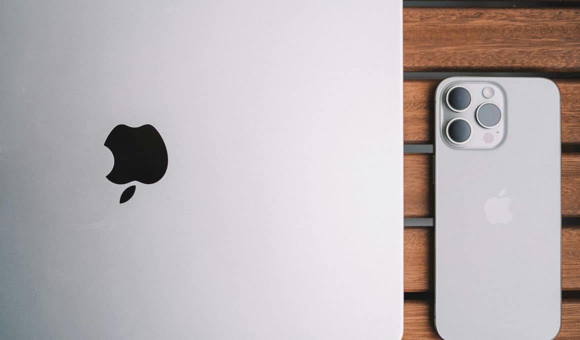 Mac ao lado de um iPhone