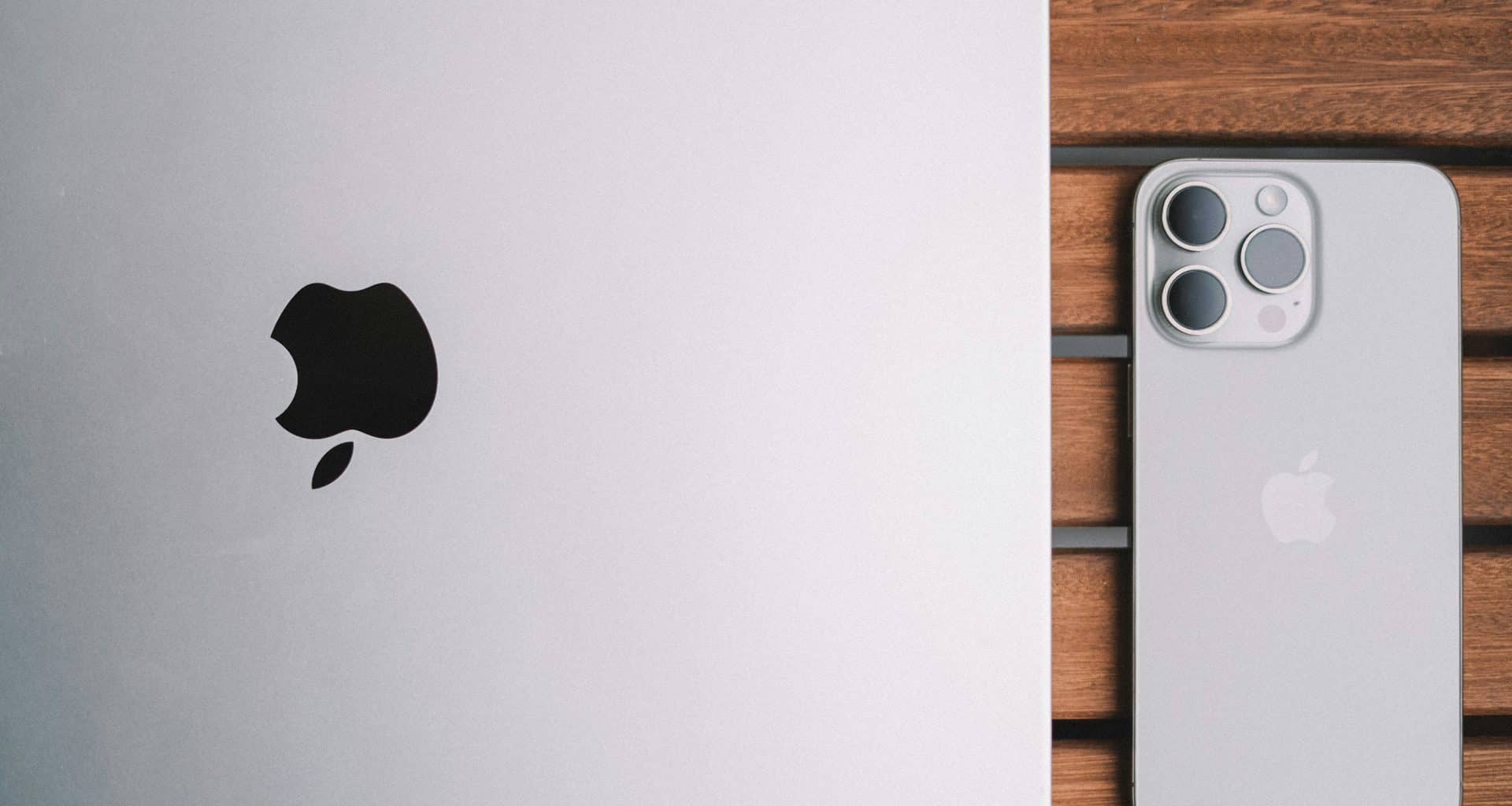 Mac ao lado de um iPhone