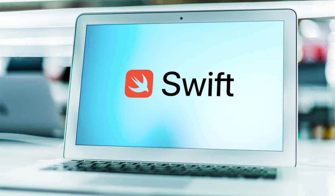 Mac com o logo da linguagem Swift