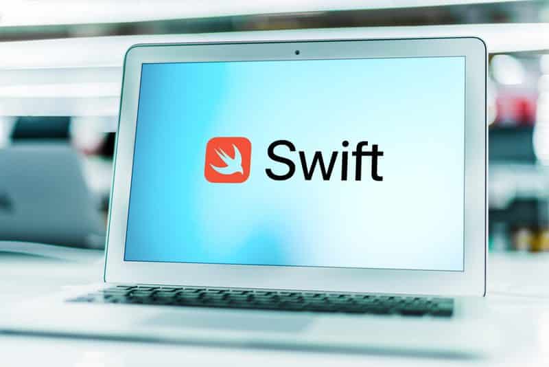 Mac com o logo da linguagem Swift