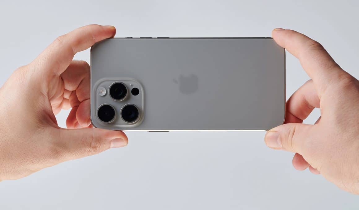 Traseira do iPhone/homem segurando um iPhone