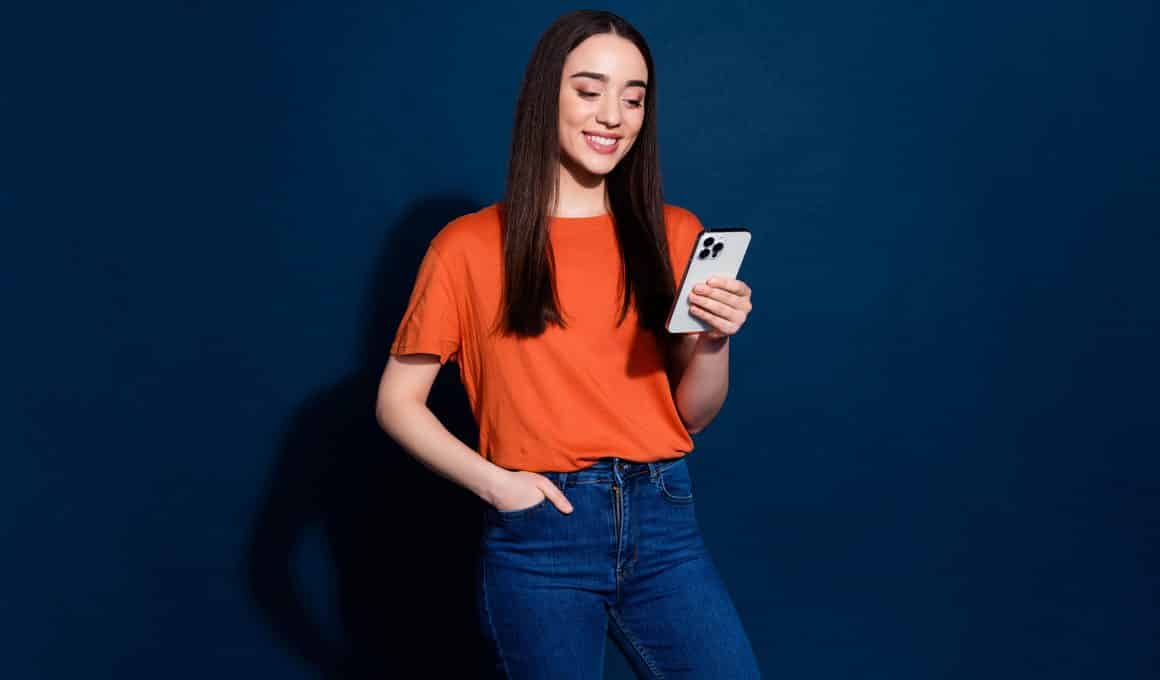 Mulher segurando um iPhone