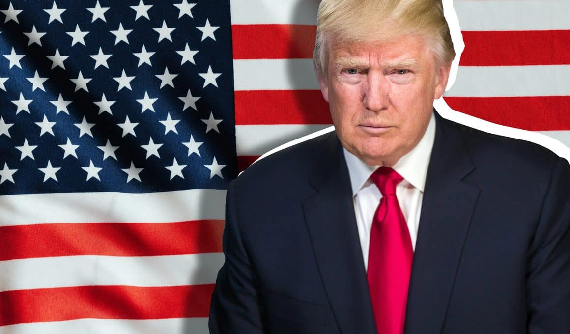 Montagem de Donald Trump na frente da bandeira dos EUA