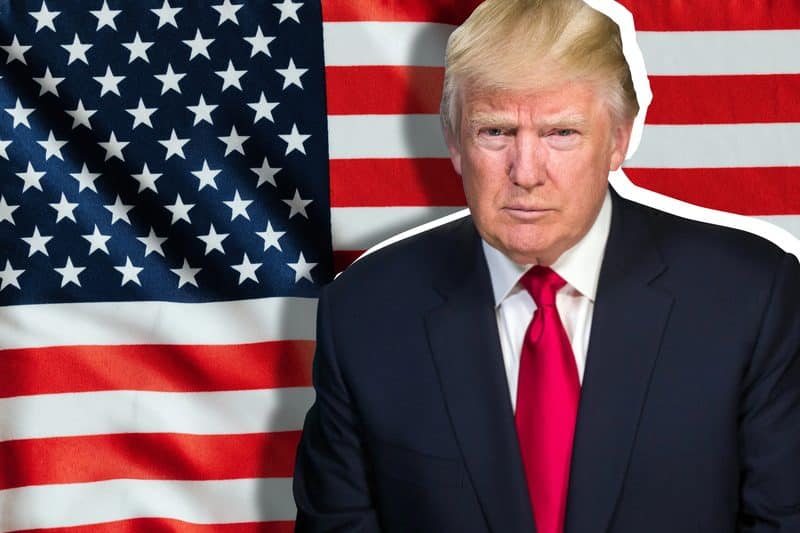 Montagem de Donald Trump na frente da bandeira dos EUA