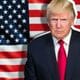 Montagem de Donald Trump na frente da bandeira dos EUA