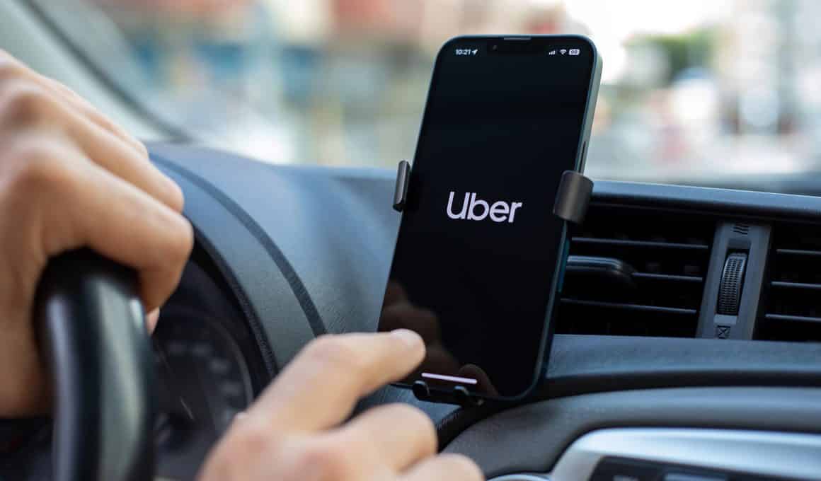 Uber em um iPhone dentro de um carro