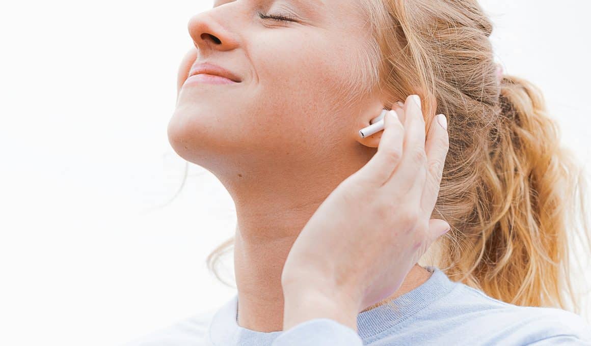Mulher usando AirPods