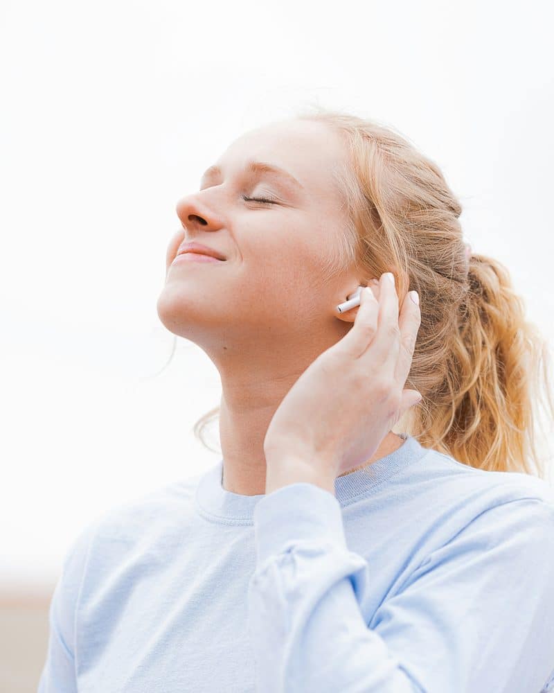 Mulher usando AirPods