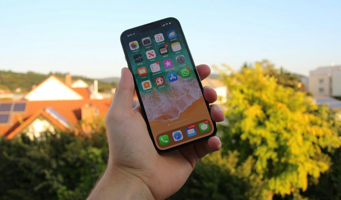 Mão segurando um iPhone