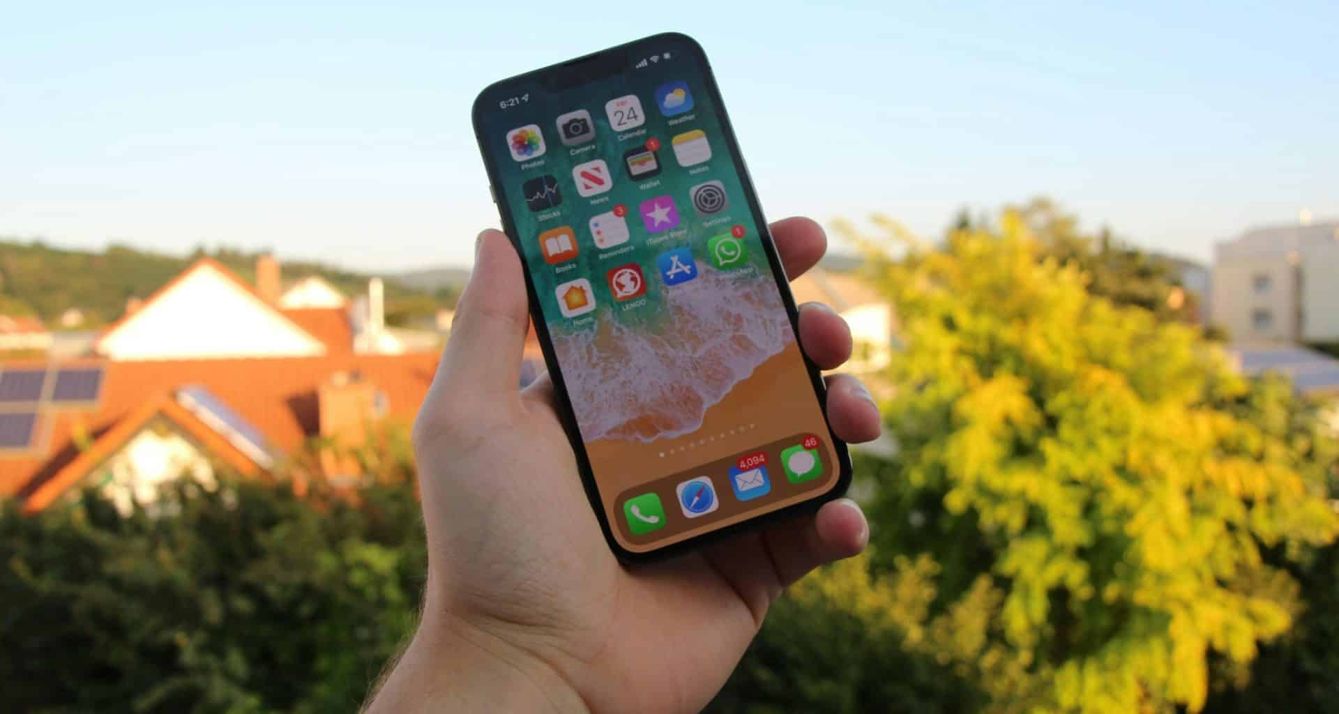 Mão segurando um iPhone