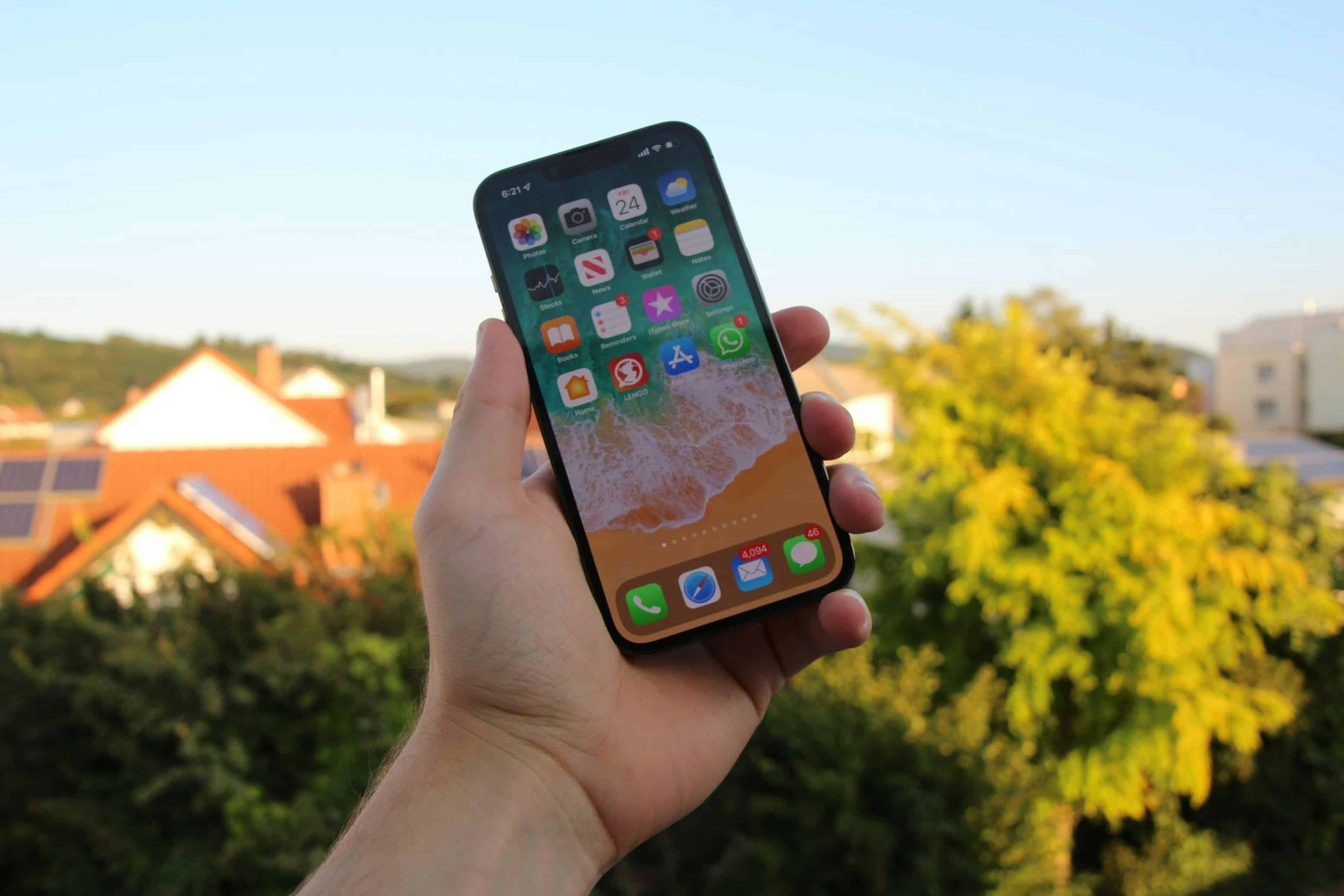 Mão segurando um iPhone