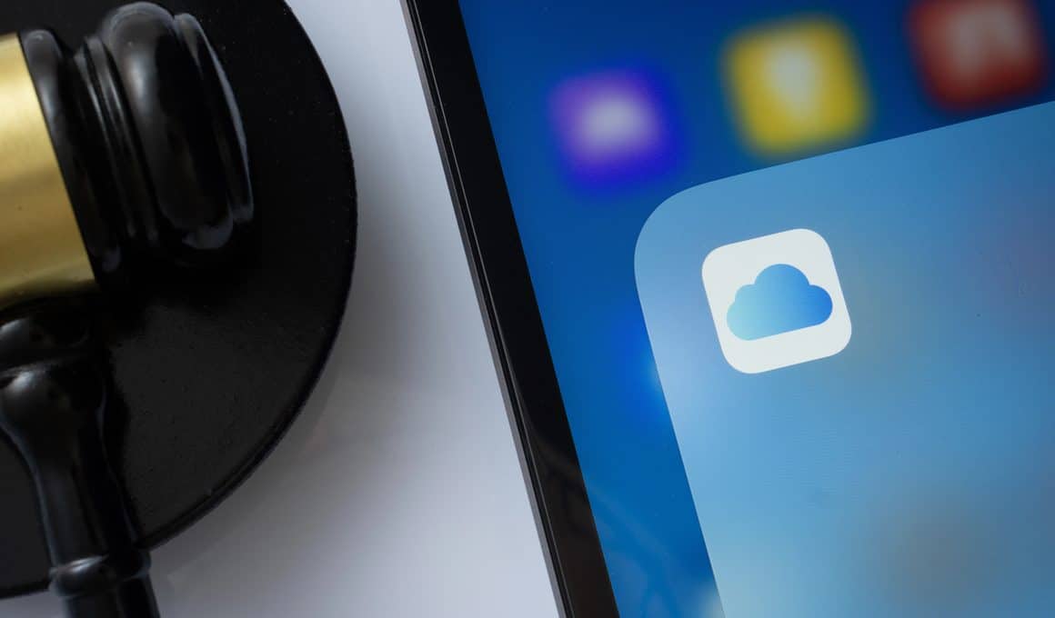 Ícone do iCloud Drive ao lado de martelo de juiz