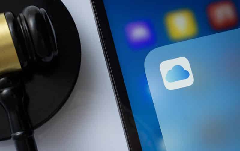Ícone do iCloud Drive ao lado de martelo de juiz