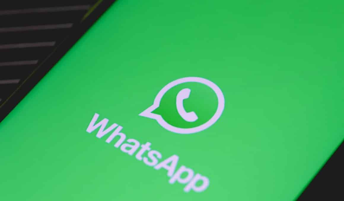 Logo do WhatsApp em um telefone