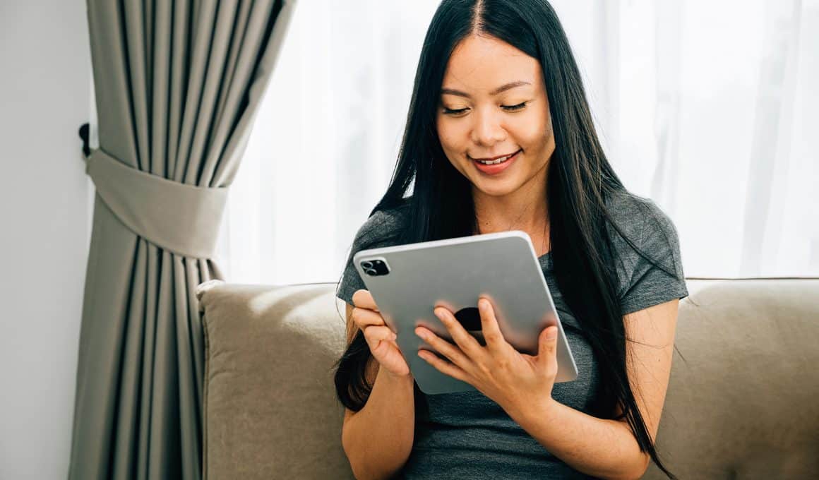 Mulher usando um iPad Pro