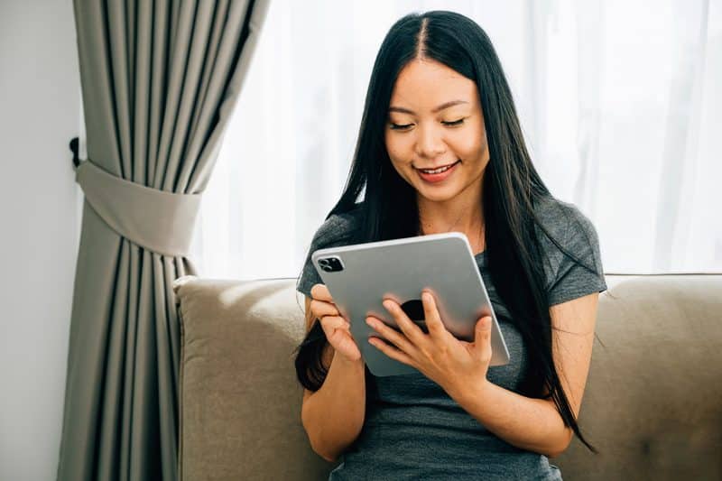 Mulher usando um iPad Pro
