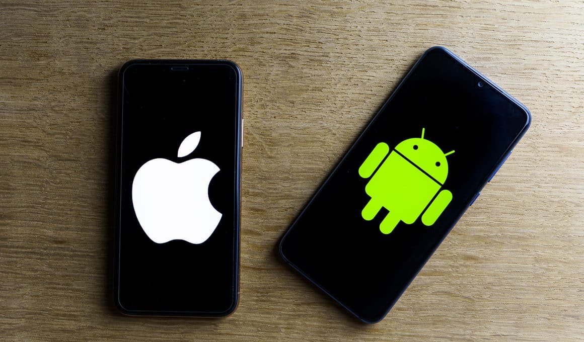 Logo da Apple e do Android em aparelhos (iPhone, Galaxy)