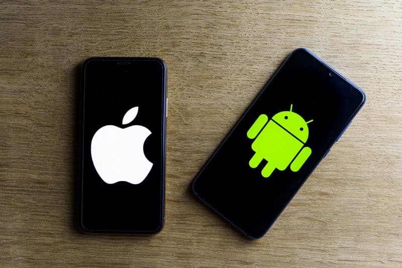 Logo da Apple e do Android em aparelhos (iPhone, Galaxy)