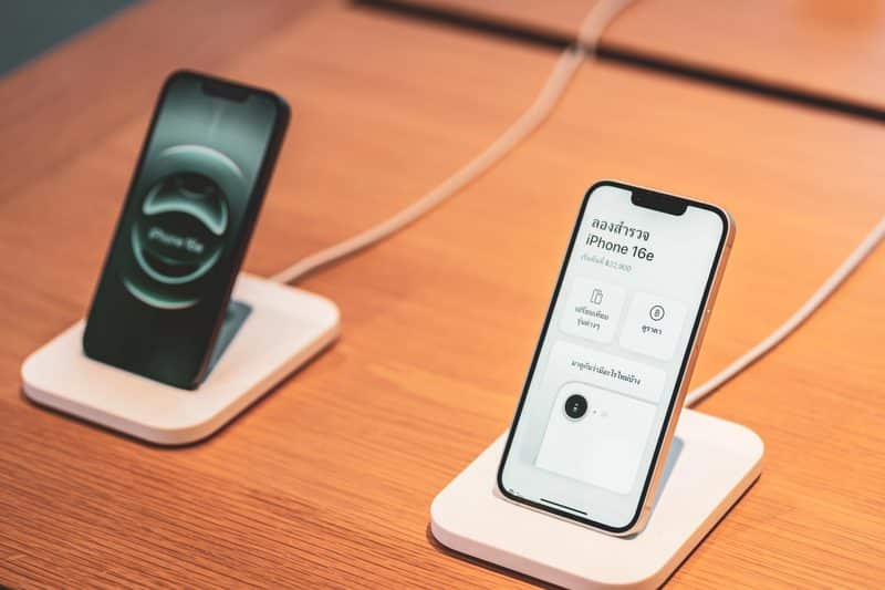 iPhone 16e exposto em Apple Store