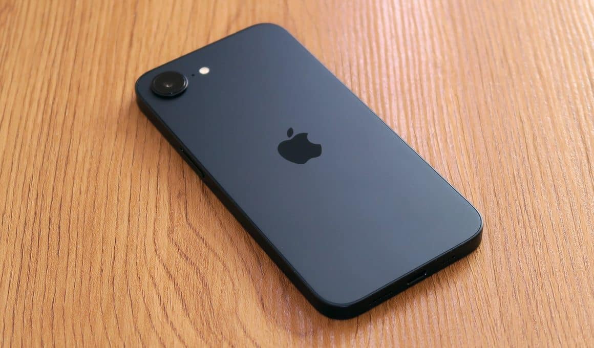 iPhone 16e preto