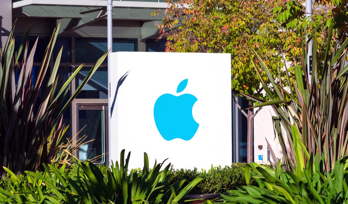 Logotipo da Apple em sinalização em paisagem verde na entrada de um dos escritórios em Silicon Valley - Cupertino, Califórnia, EUA