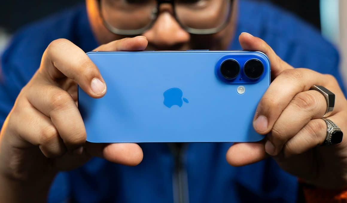 Homem segurando um iPhone 16 ultramarino