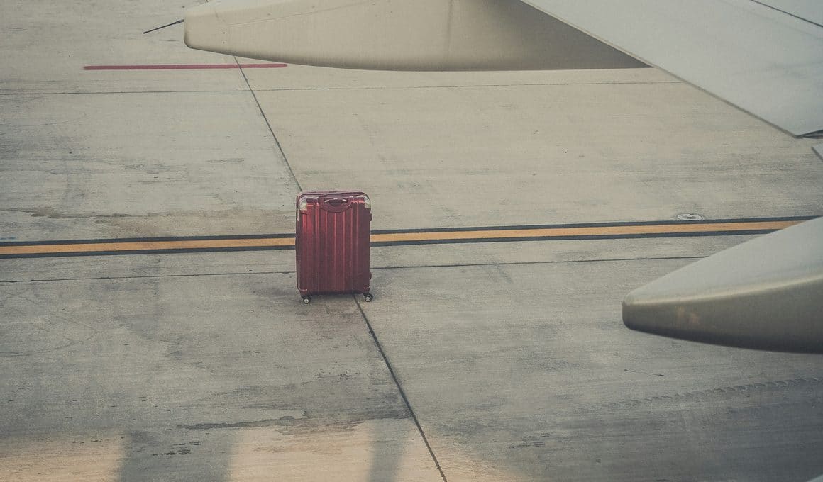 Mala perdida em pista de aeroporto