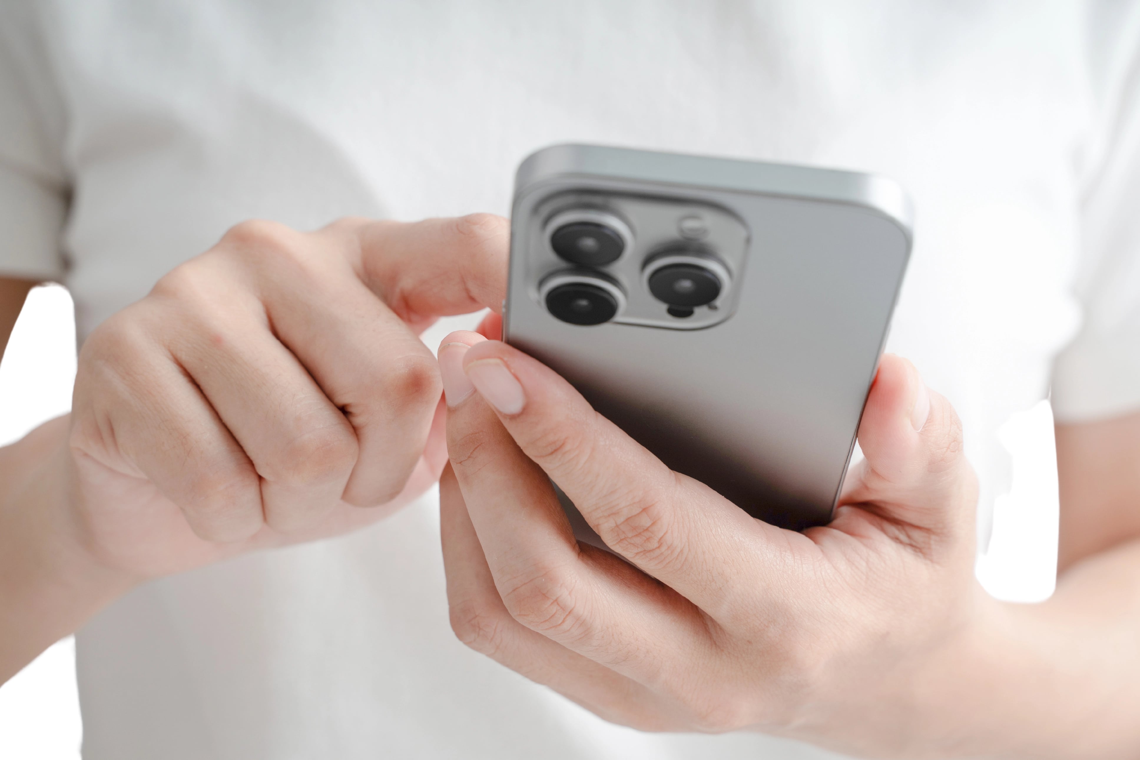 Mulher usando um iPhone