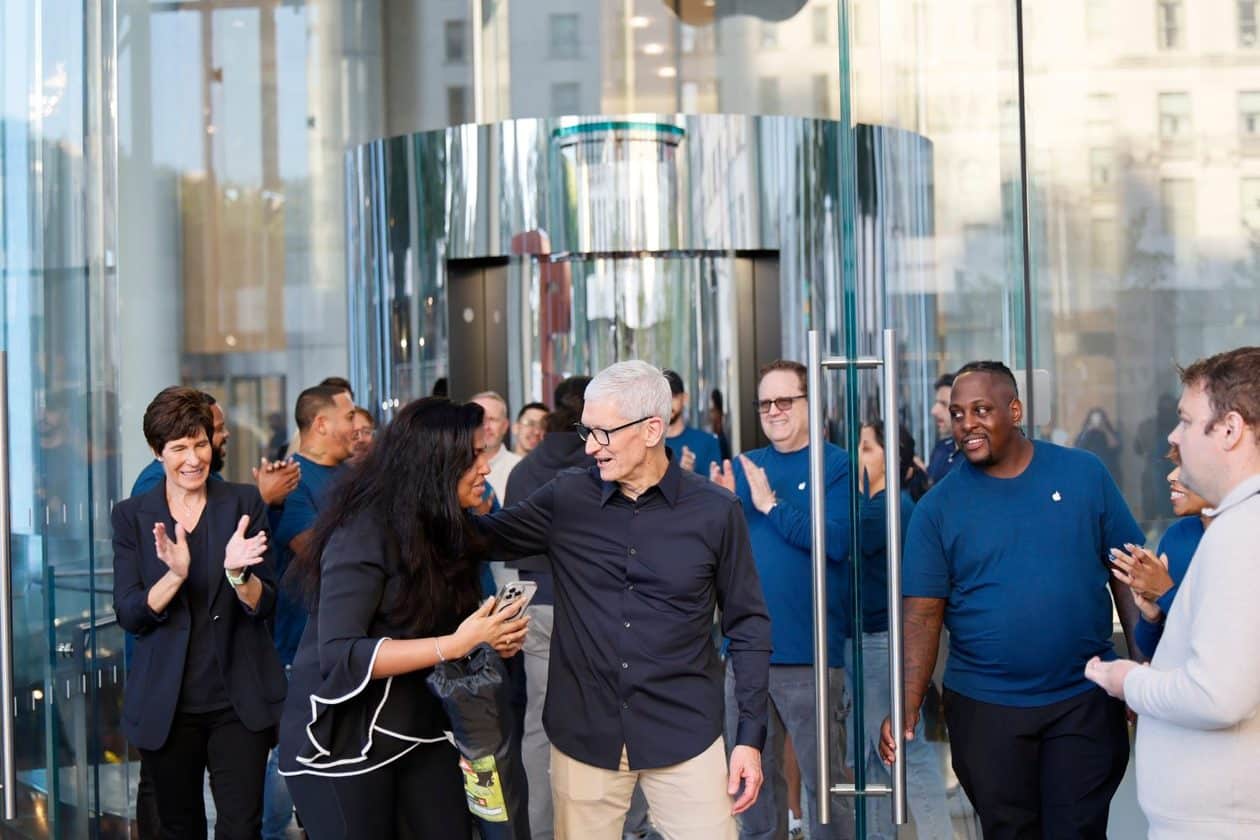 Tim Cook aborda novos produtos de IA, 50 anos da Apple e mais em reunião