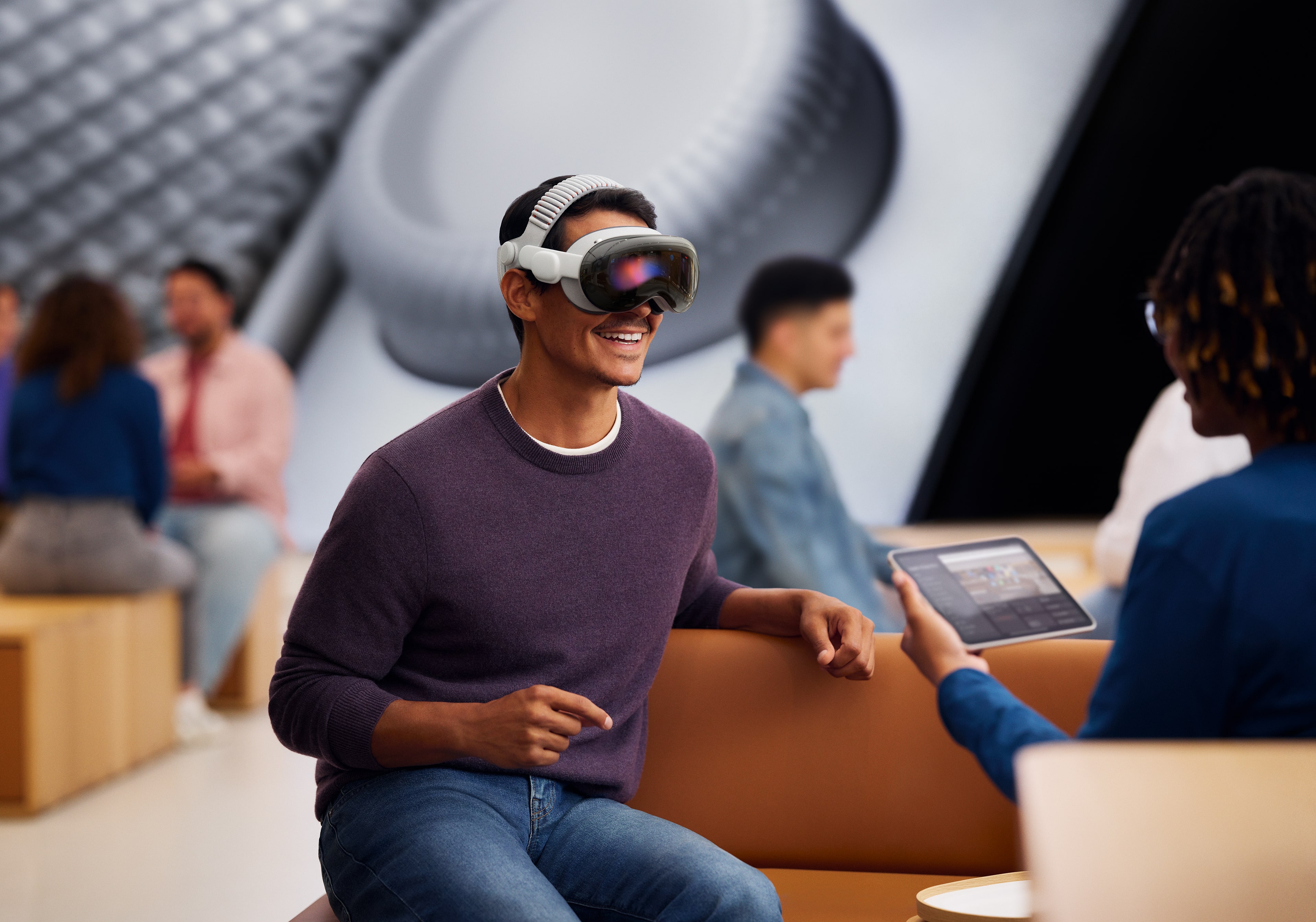 Homem fazendo demonstração do Vision Pro numa Apple Store