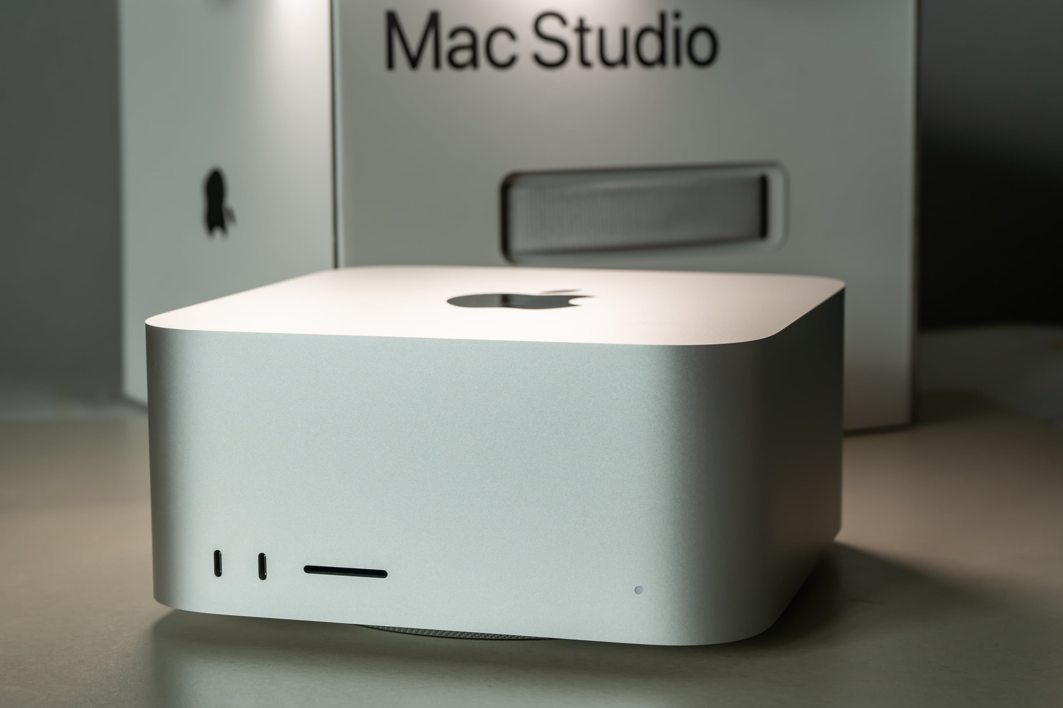 Mac Studio e caixa