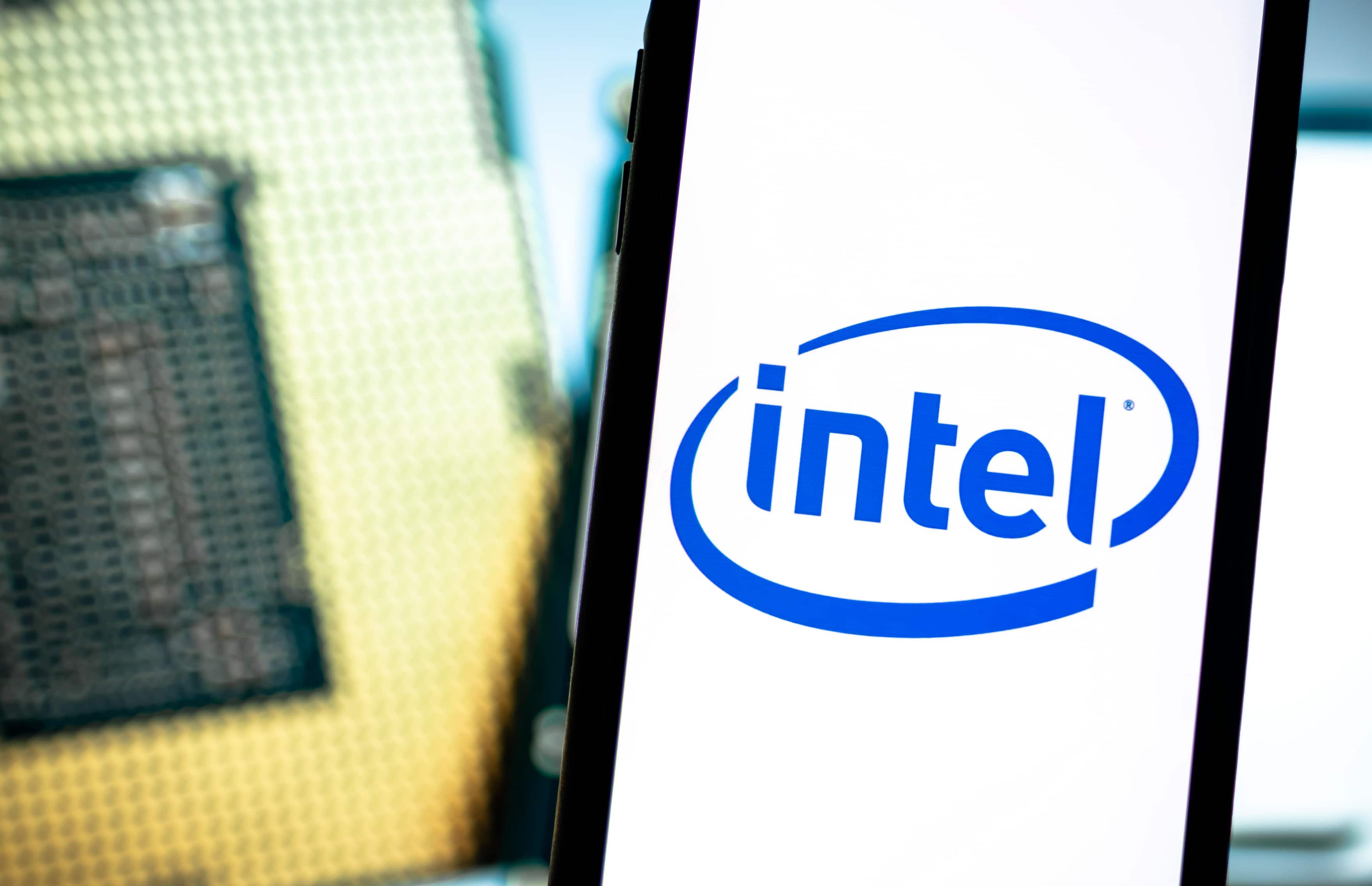 Logo da Intel em frente a imagem de semicondutor