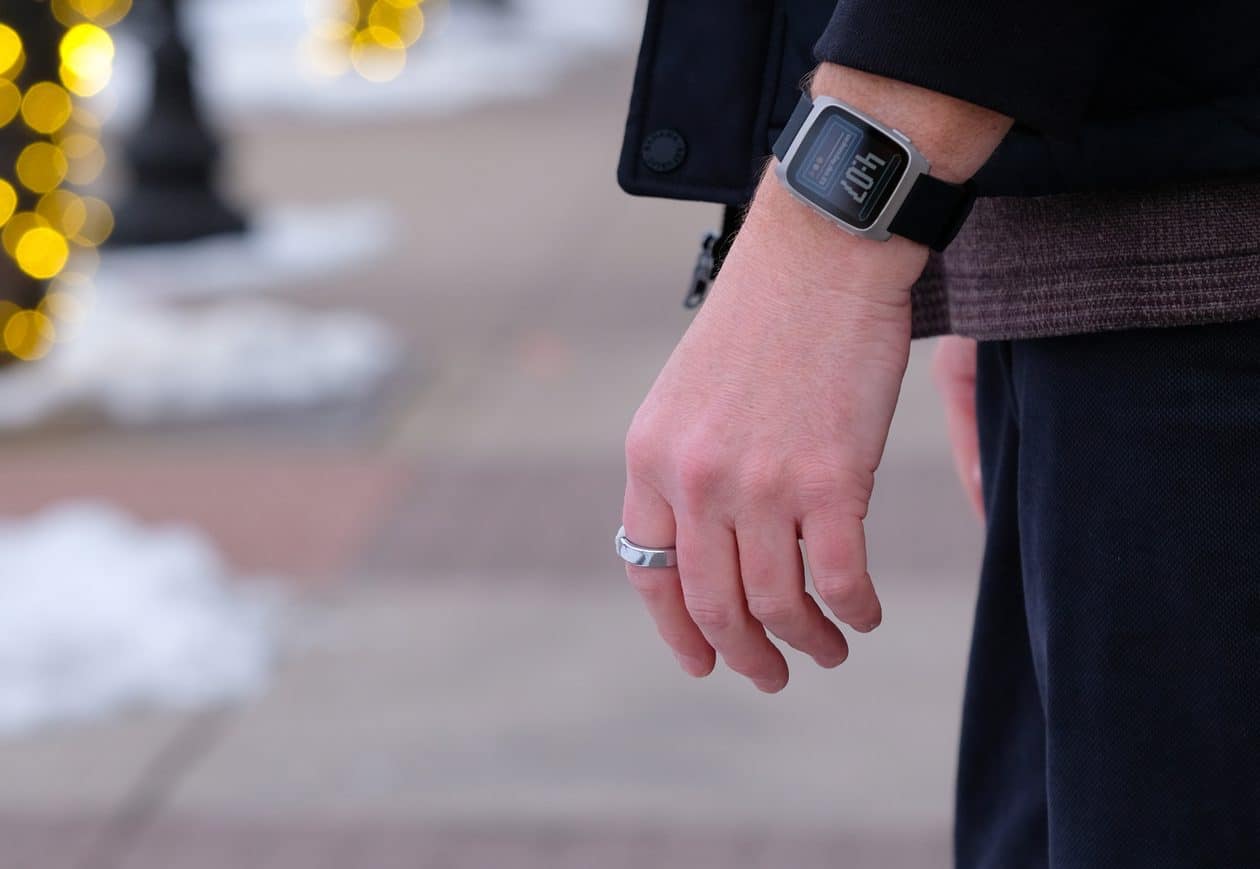 Criadora do relógio Pebble lança anel que faz gravações de voz
