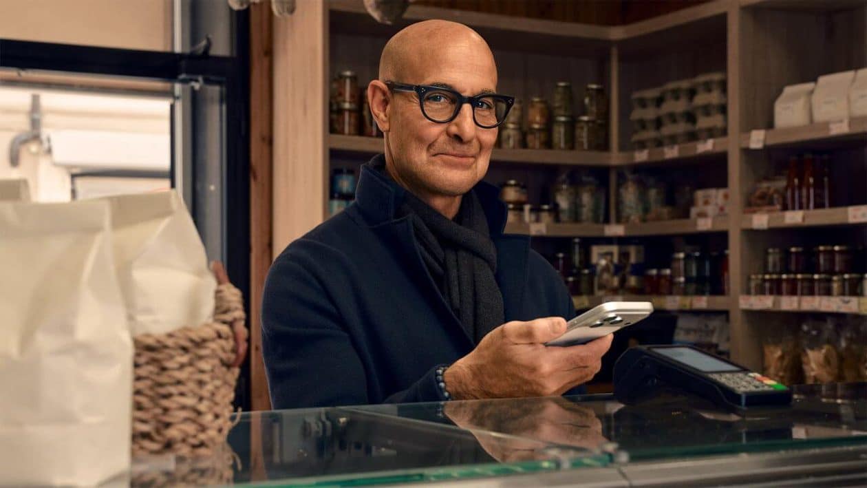 Comercial mostra Stanley Tucci indo às compras na Itália com o Apple Pay