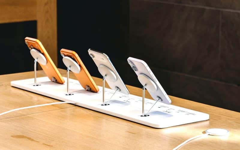 iPhones 17 e Air expostos em Apple Store