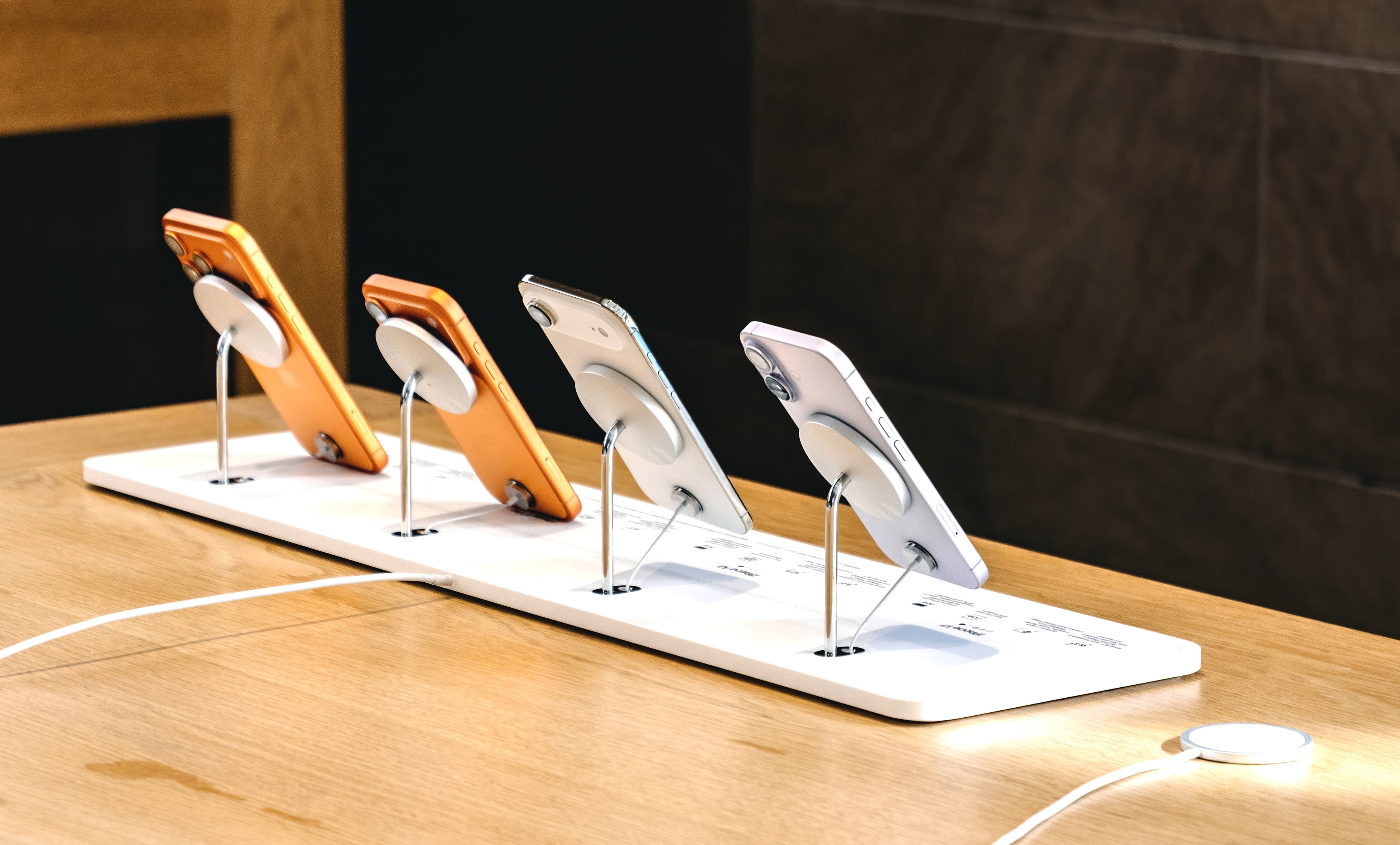 iPhones 17 e Air expostos em Apple Store