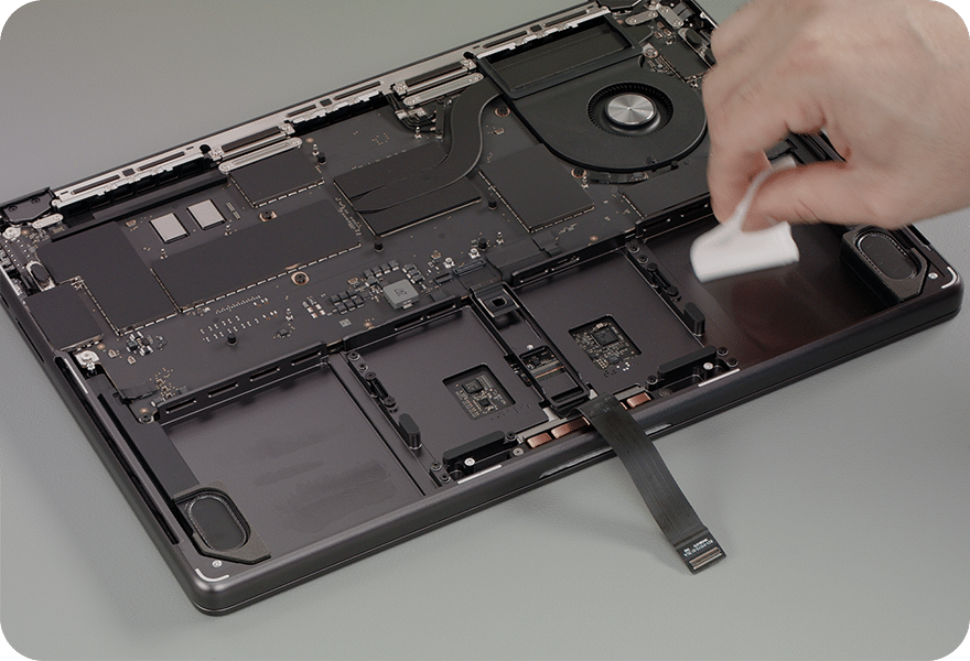 Apple ensina como trocar apenas a bateria do MacBook Pro de 14″ (M5)
