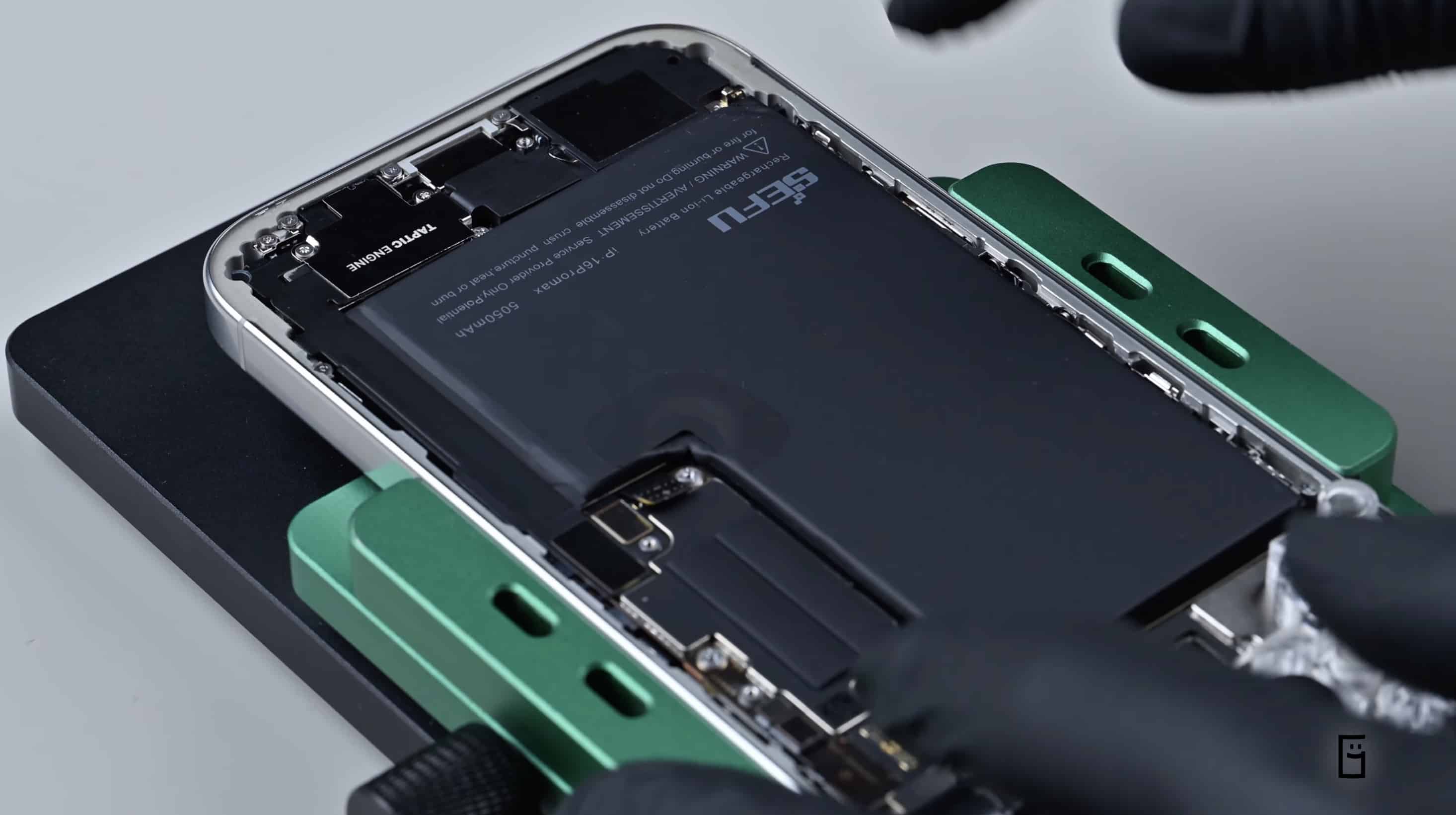 YouTuber trocando bateria de iPhone 16 Pro Max