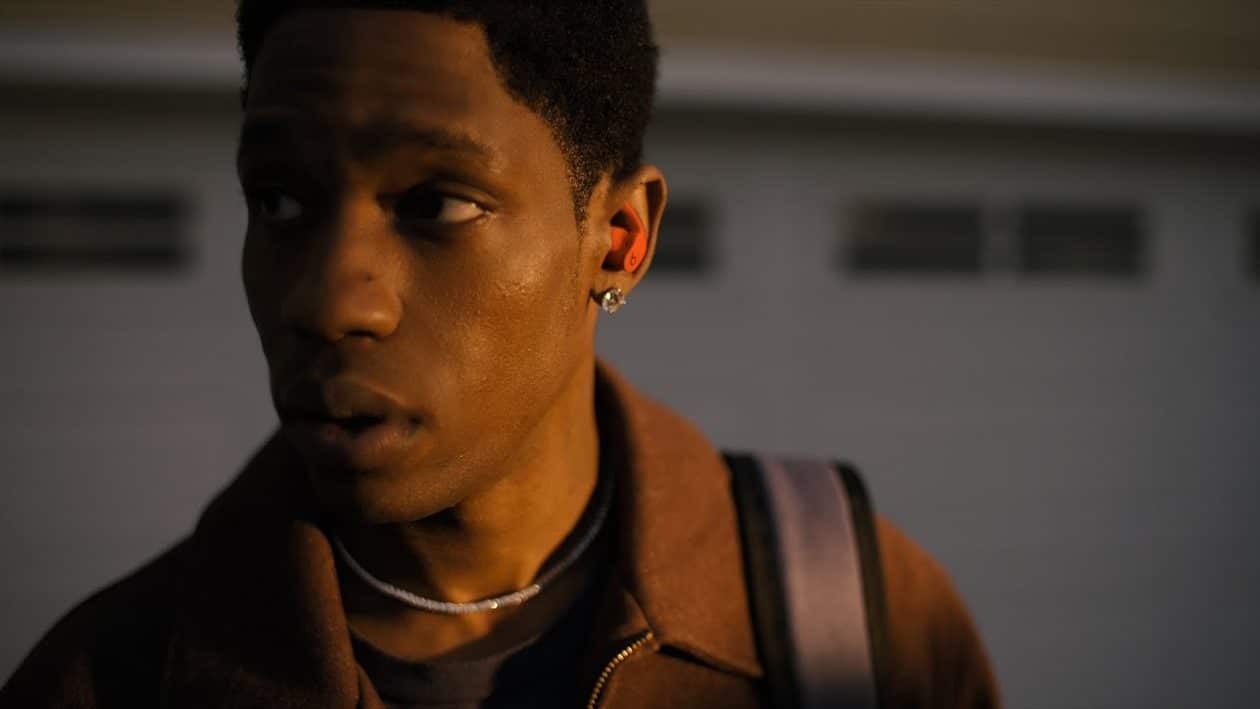 Powerbeats Fit ganham novo comercial estrelado por Travis Scott