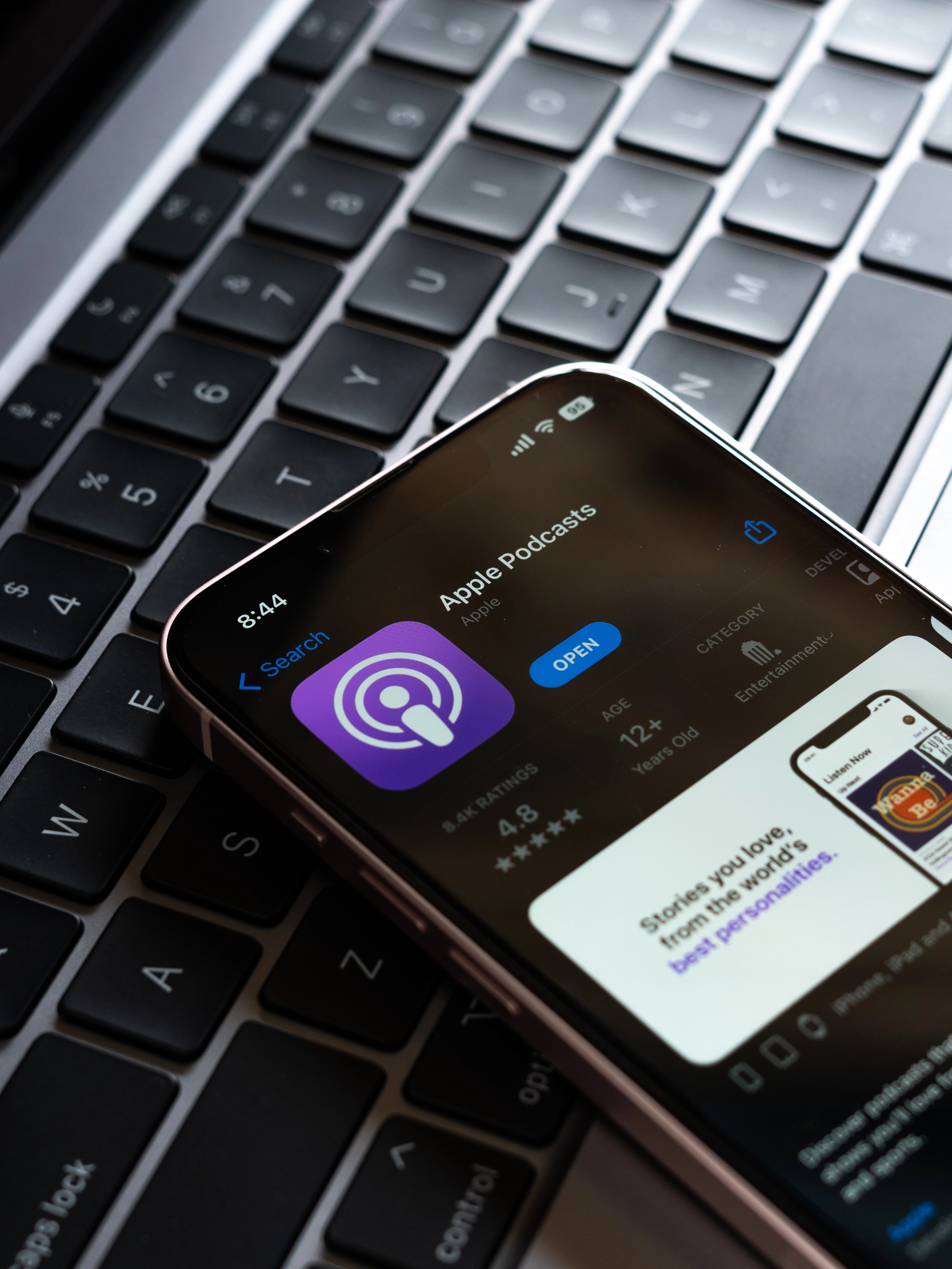 Apple Podcasts num iPhone sobre teclado