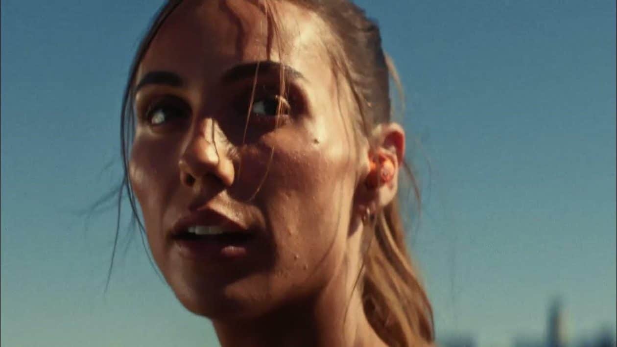 Beats lança comercial dos Powerbeats Fit com a influenciadora fitness Samantha Clarke