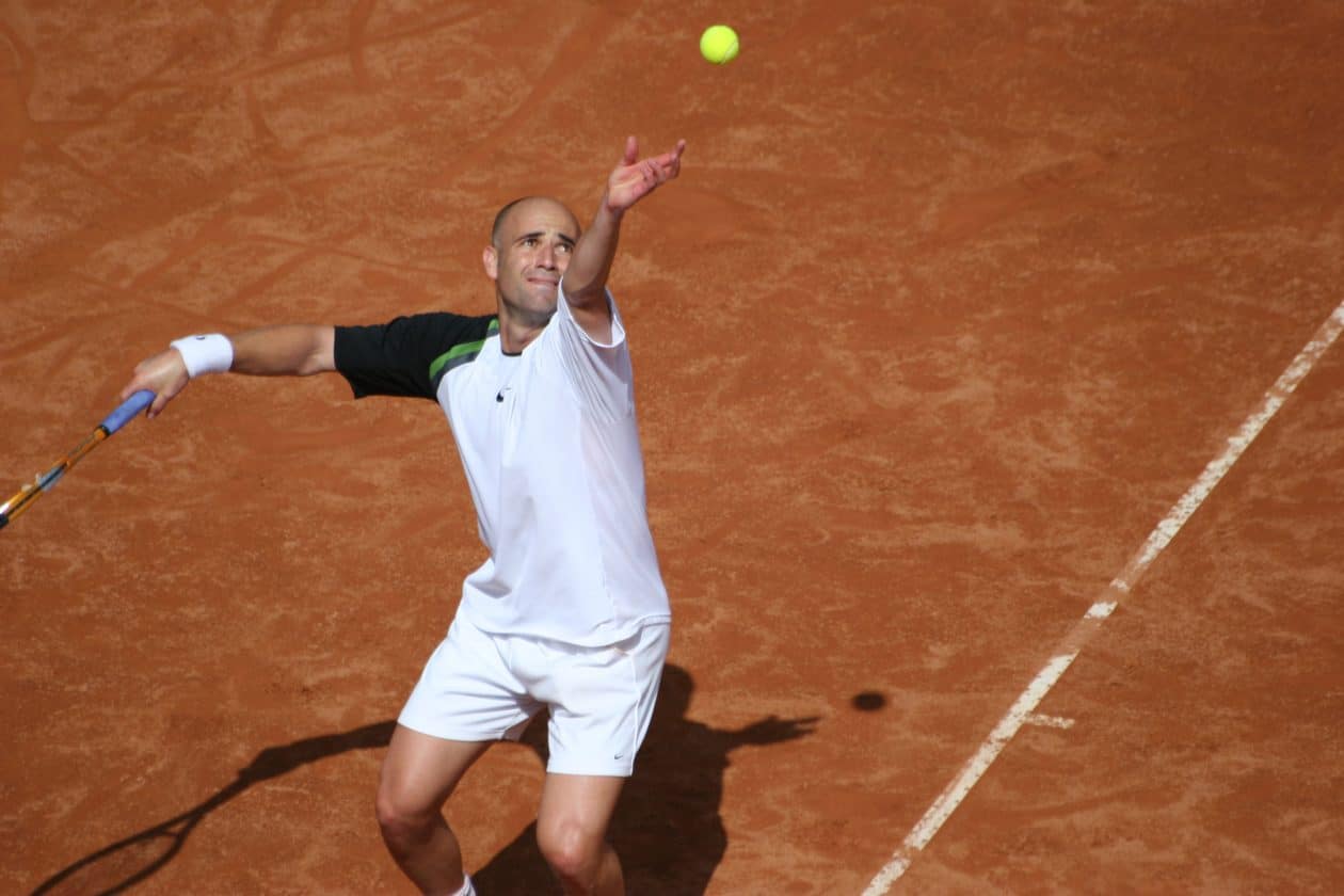 Tenista Andre Agassi sacando
