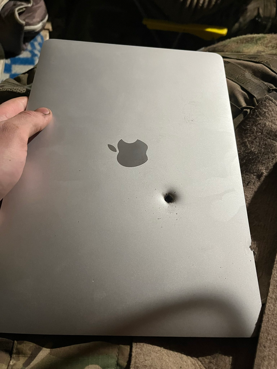 MacBook Air continua a funcionar após ser alvejado em conflito na Ucrânia