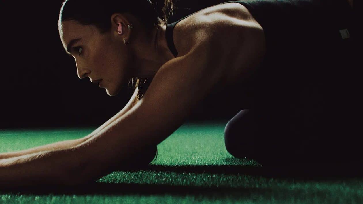 Influenciadora Kirsty Godso estrela novo comercial dos Powerbeats Fit