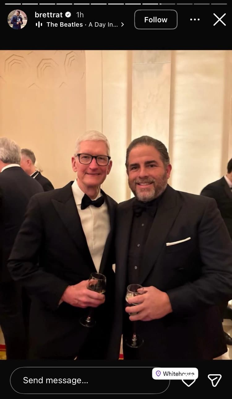 Tim Cook posando para foto com Brett Ratner.
