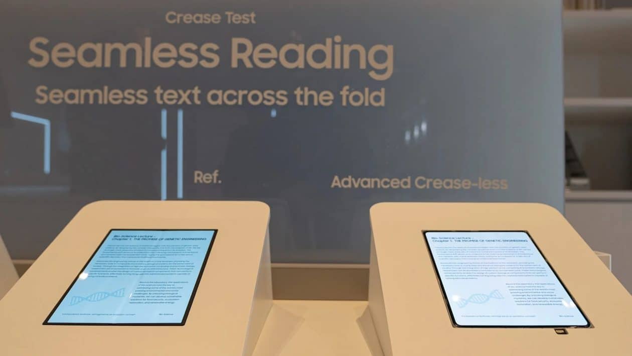 Tela dobrável sem vincos da Samsung Display ao lado de um Galaxy Z Fold7 na CES 2026