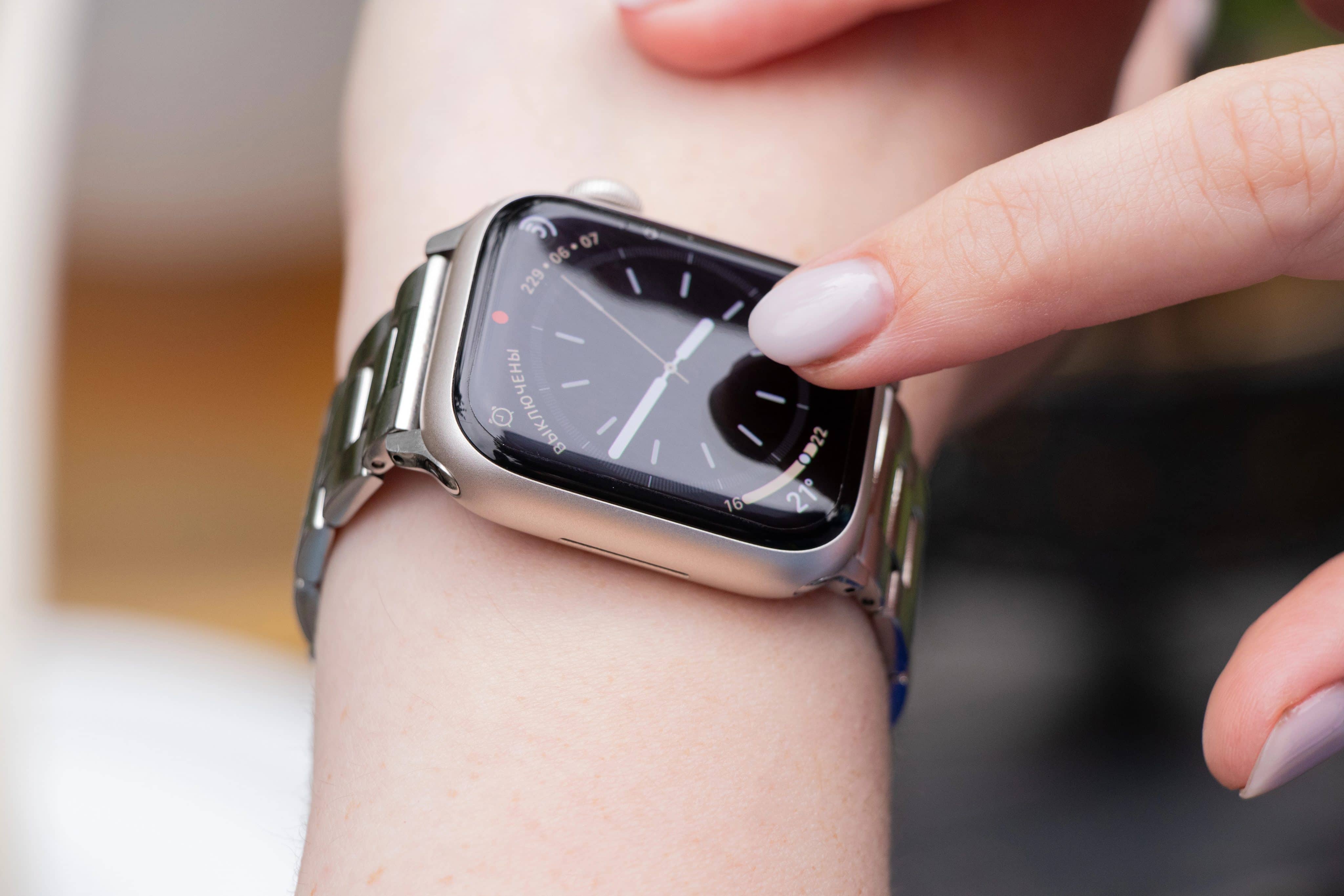 Mulher usando um Apple Watch