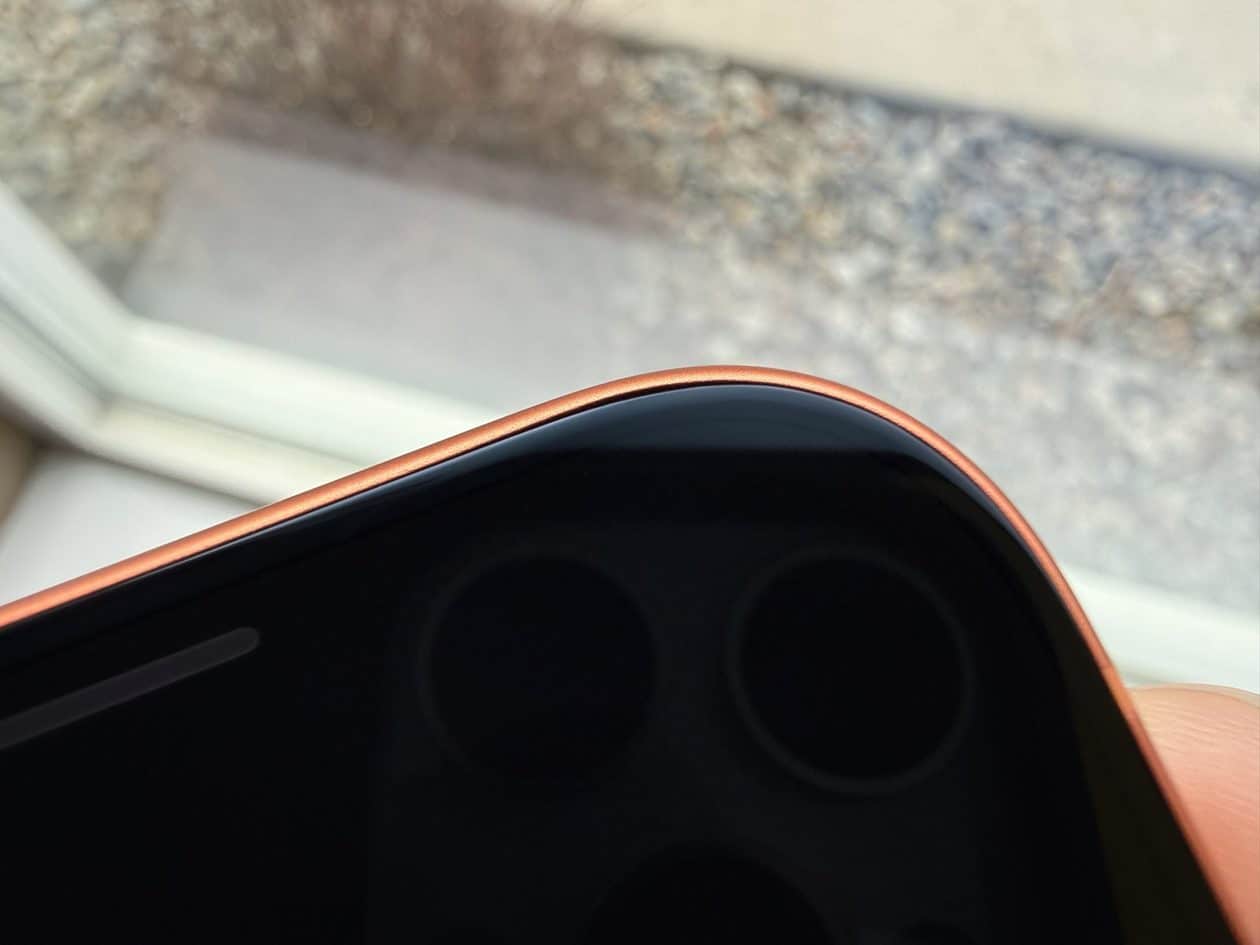 Alumínio dos iPhones 17 Pro pode amassar em quedas mesmo dentro de cases