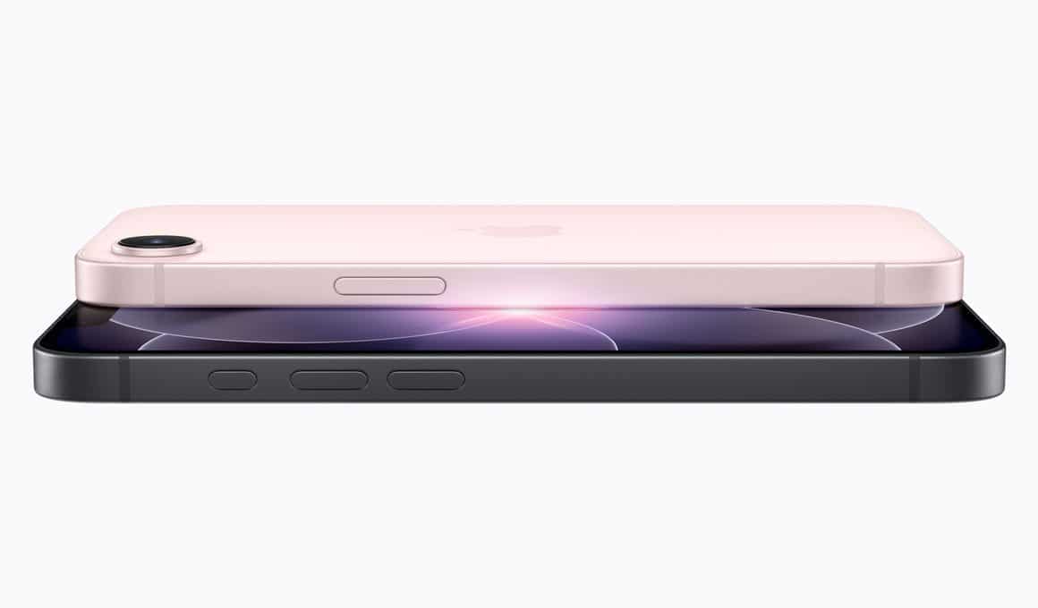 Imagem hero do iPhone 17e, de lado, nas cores preta e rosa-pálido