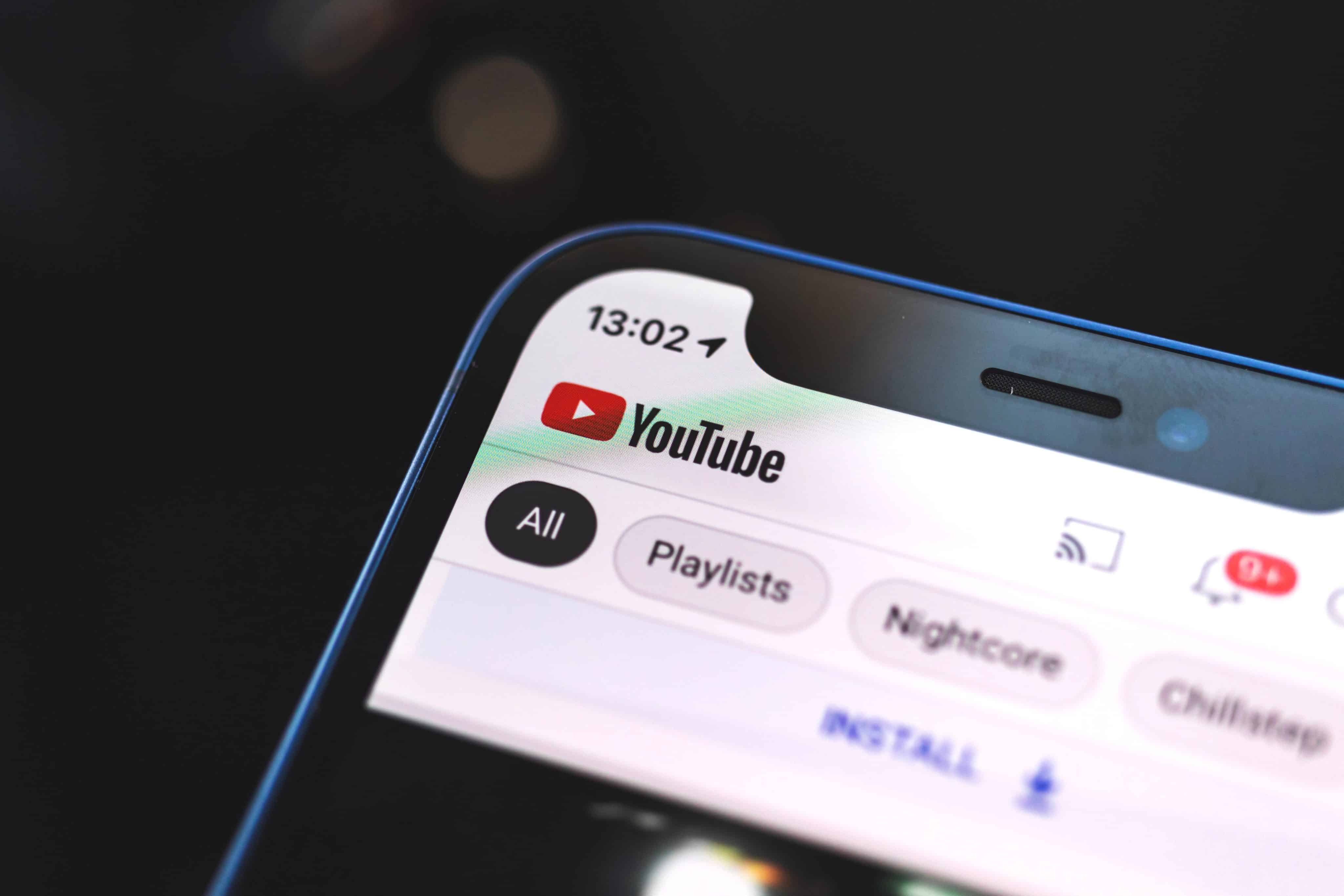 YouTube em um iPhone com notch